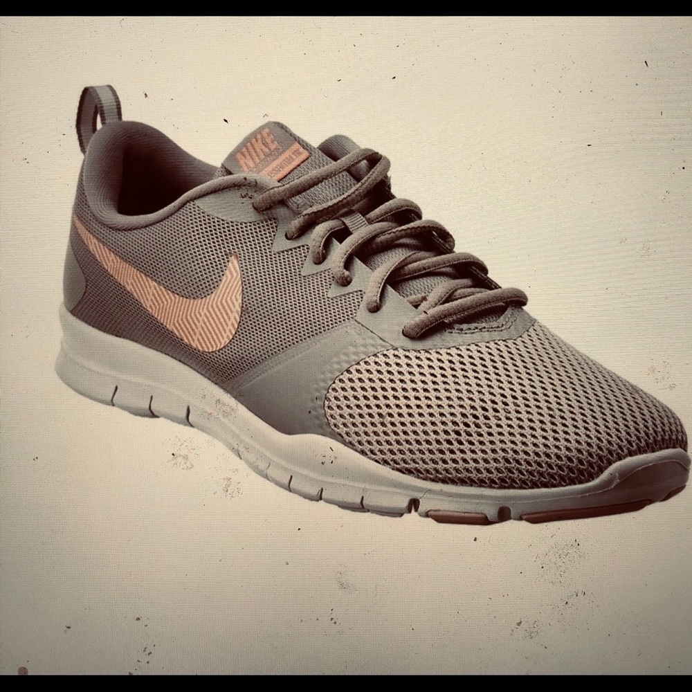 NWT Nike Flex Essential training sneaker size 8